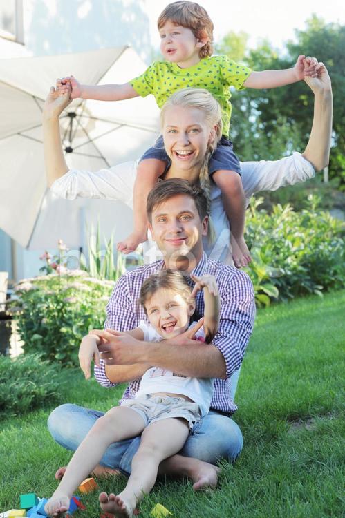 幸せ家族イラスト - No: 807930無料イラスト・フリー素材なら「イラストAC」