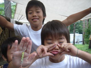 肩組みをして楽しそうに歩く、仲良しのお友達同士 男の子 のイラスト素材89438467- PIXTA