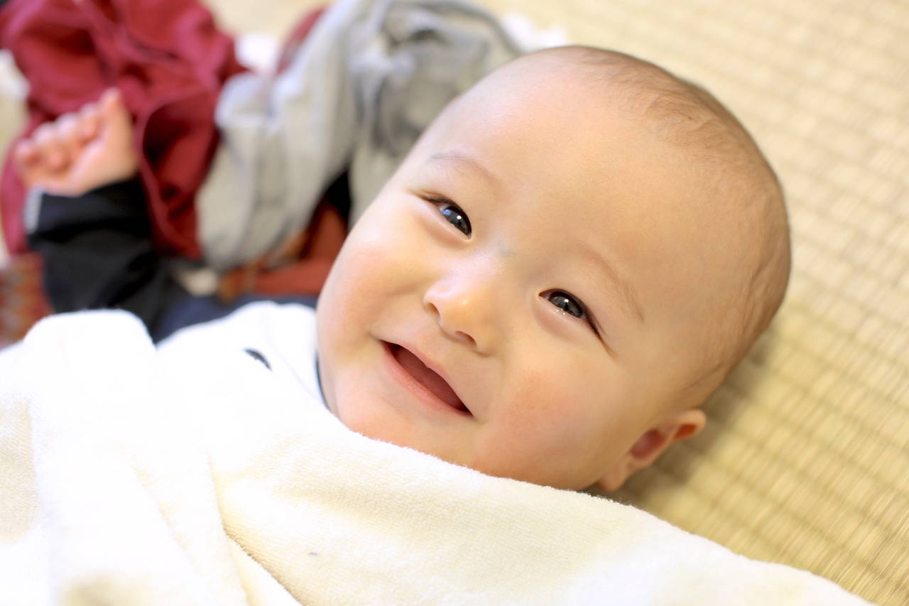 笑いすぎてる赤ちゃんは将来病気や障害になりやすい？関連性を解説
