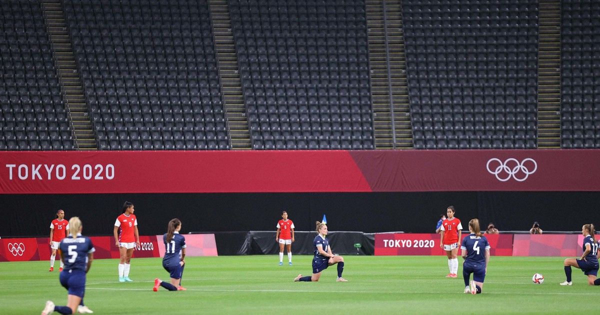 片膝をついてひざまずくセーターの3D男性 無料画像＆写真 189838668