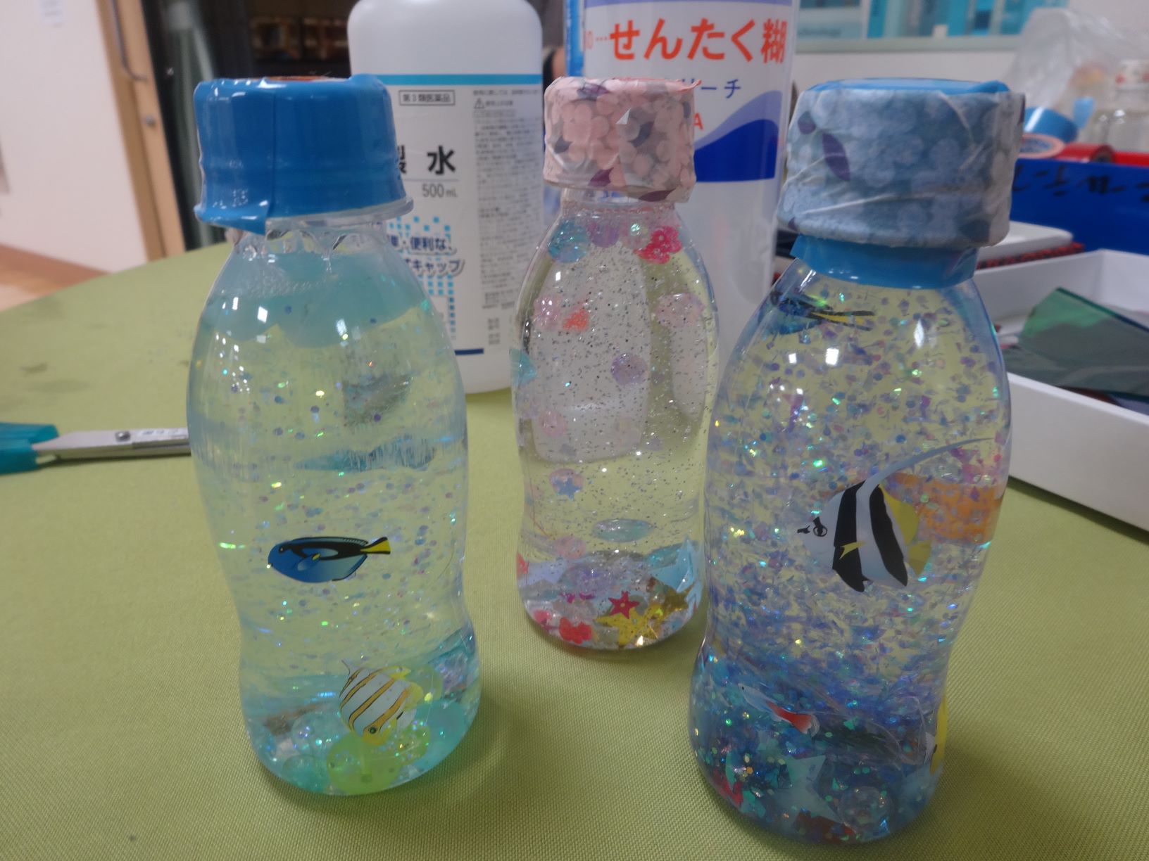 6-143 手作りおもちゃ〜ペットボトルのスノードーム〜 - 何気ない日々の生活に保育のヒントを見つけたい