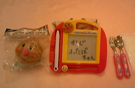 キッズ席札👦🏻👧🏻🍭 子供のゲストが多いので、 絶対やりたかった 巾着タイプの席札🫶🏻⸒⸒ 終わってからも使えるのが最高✌🏻パパママ婚だからこその、 親目線から見ても嬉しいポイントなのかなと思います🤲🏻✨ 作り方は ①キャラクターを選んでそれとお子様の名前を