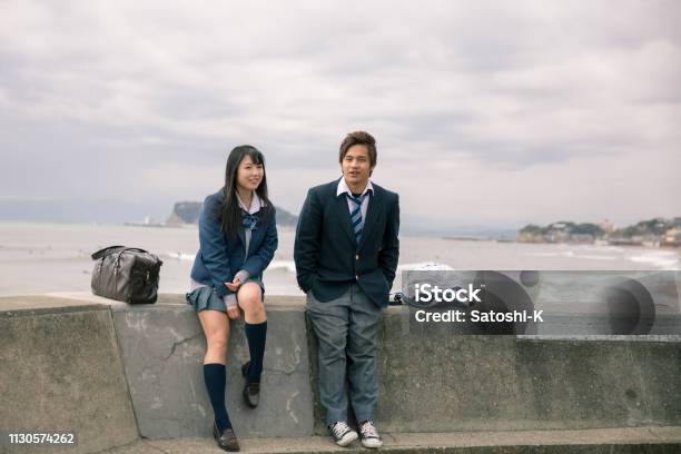 手を繋いで歩く高校生カップルの足元 10904001683 の写真・イラスト素材アマナイメージズ