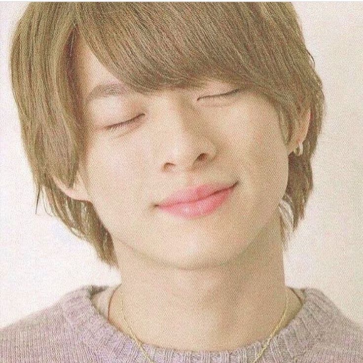 若い女性は何かを見る彼女は幸せそうな表情をしている - 20代のベクターアート素材や画像を多数ご用意 - 20代, イラストレーション, カワイイ -iStock