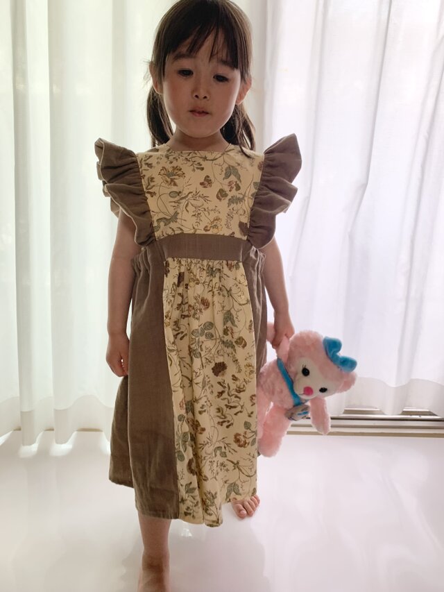 オーダーで爽やかなMitsiでワンピースを作りました. 水色に白のフリルの組み合わせ 大好物です✨ こちらも台湾へ旅立ちます✈️オーダーのTシャツ作り、コツコツと頑張っています🥰 もう一踏ん張り ✊🏻ハンドメイドこども服ハンドメイドリバティ服 リバティこども