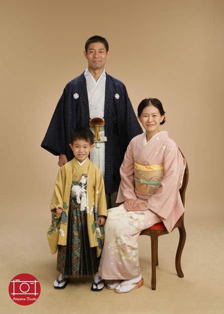 家族揃って記念撮影✨他方に住んでいる祖父母さんも来てくれました😊ステキな思い出になりますように✨ ご予約はプロフィールにあるホームページから✨✨@familyphotostudio__ファミリーフォトスタジオフォトスタジオ写真スタジオ七五三フォトスタジオカップル