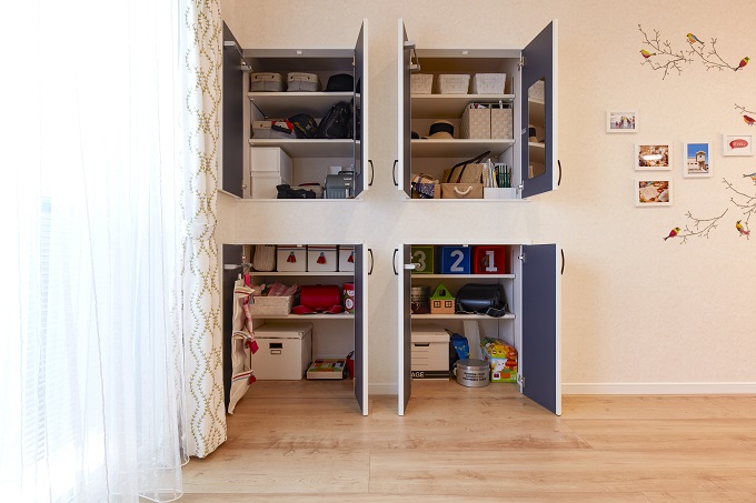 質問の多い家族ロッカーまとめました☝️ ⁡ 最近よく質問をいただく 家族ロッカーについて詳しくまとめました！ ⁡ 子どもたちの自立に繋がるし、大人も自分の物を管理できるのでオススメ✨ ⁡ 可動棚にしてるので移動が可能で 成長に合わせて使いやすくできるし、 入れ