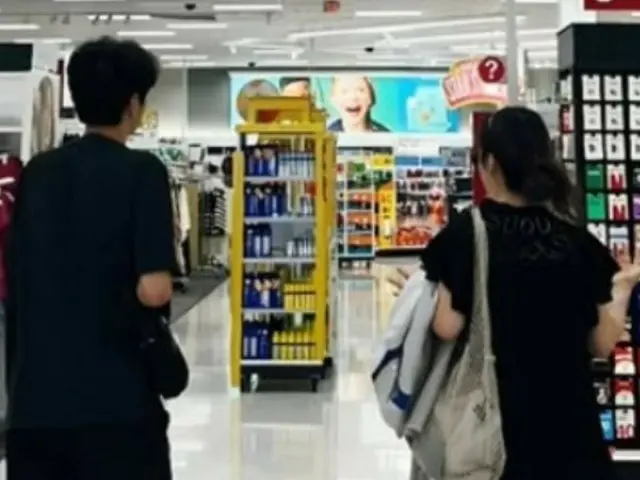 ソン・ユナ、息子と手をつないで2ショット-Chosun Online 朝鮮日報