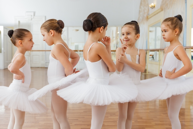 鈴木梨央：18歳になった元子役 透け感チェックワンピでフェミニンに - 毎日キレイ