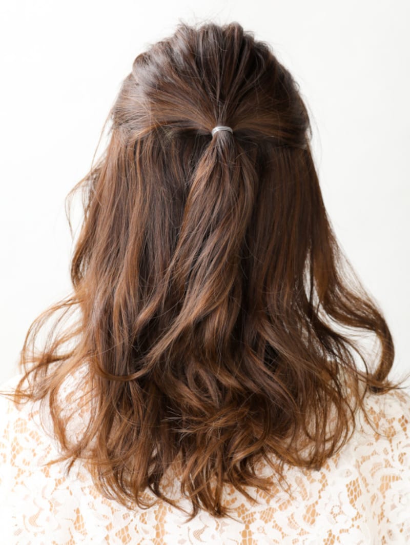 おさげ さりげないおさげヘア💫 かわいすぎない 大人フェミニンなスタイル♡。harimakehairsethairarrangehairstylebridalweddingヘアメイクヘアセットヘアアレンジヘアスタイルブライダルブライダルヘアウエディングウエディングヘア