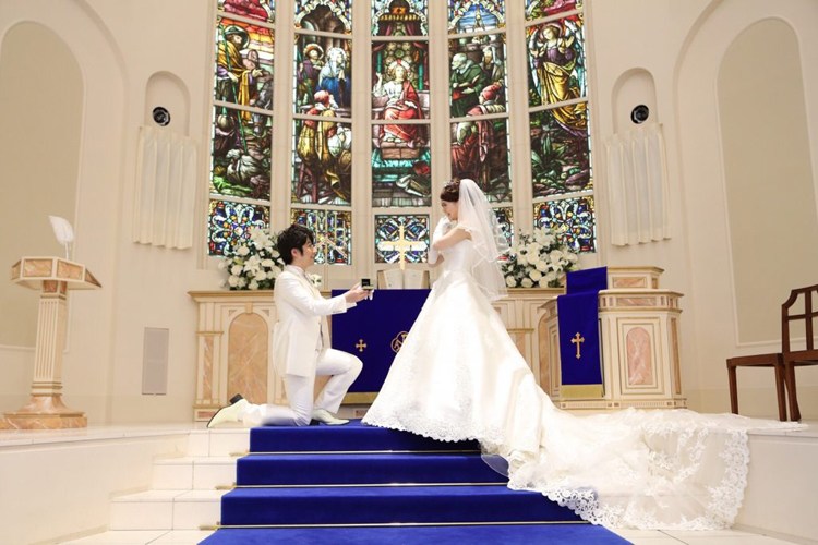 神聖なチャペルで撮りたい可愛いウェディングフォトポーズ集marry マリー