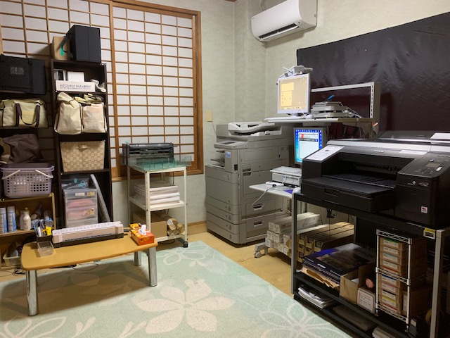 木造駅舎の窓口跡の向こう側、気になる駅事務室の中1