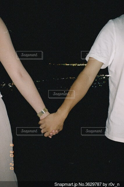 フリー写真手をつないで一緒に寝ているカップルでアハ体験GAHAG著作権フリー写真・イラスト素材集 - GAHAG著作権フリー写真・イラスト素材集