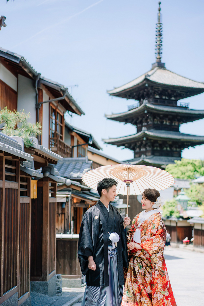 京都・八坂の塔にて色打掛で和装前撮り婚礼ロケーション撮影ギャラリー京都のレンタル着物ローズ：ロケ撮影特設サイト