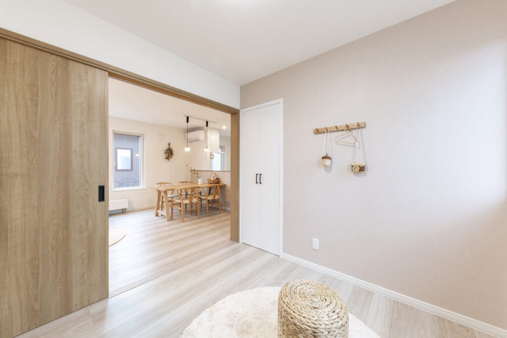 ドアロック 後付け 通販 室内ドア ロック 部屋 鍵 カギ かぎ ラッチロック ドア 玄関 引き戸 子供 赤ちゃん 防犯 ドア留め金ロックドアバックル 回転式