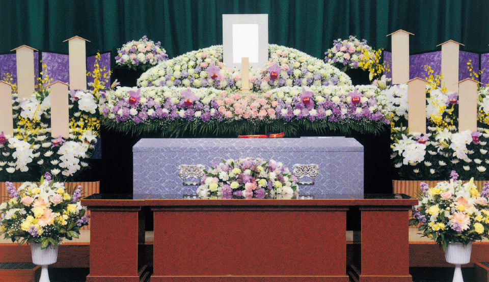 がんばって生き抜いたご主人を、華やかな祭壇で送りました。 - 葬儀・家族葬・お葬式なら「花葬儀」