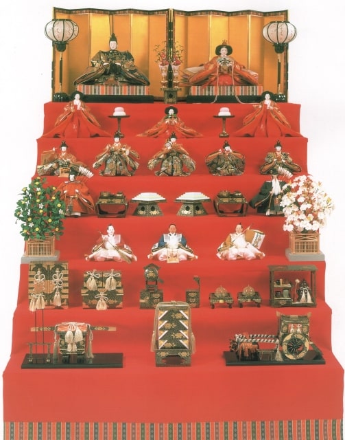 雛飾り、本来は左 向かって右 が男雛。現在は右に座する関東雛が優勢なのは何故？ライフスタイル - Japaaan