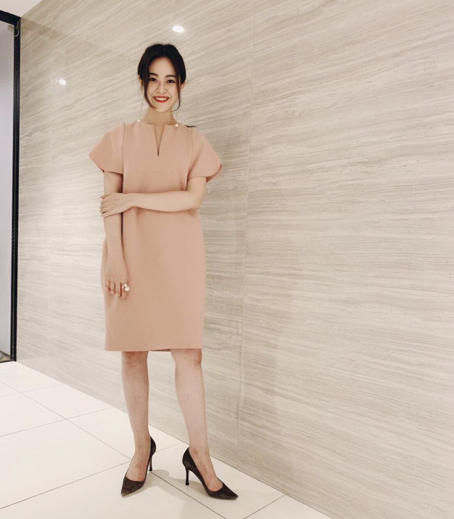 こんにちは❤️✨ . 先月の結婚式の全身コーデ👗✨ シックなネイビーのワンピースにパールのアクセサリーを合わせました❤️✨バッグもパールに合わせて白にしたよ🙆‍♀️ . dress@yokochanjapan bag＆jewelry@chanelofficial shoes@manoloblahnik . 毎週