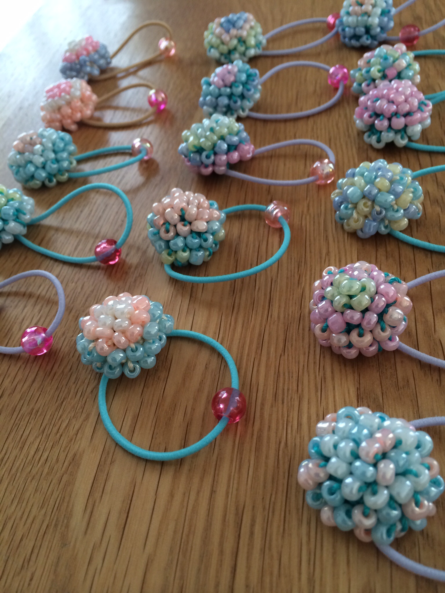 100均ビーズでヘアゴムをハンドメイド！子供も大人も簡単な作り方