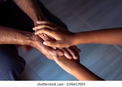 おばあちゃんが手を合わせる 無料イラスト素材Good