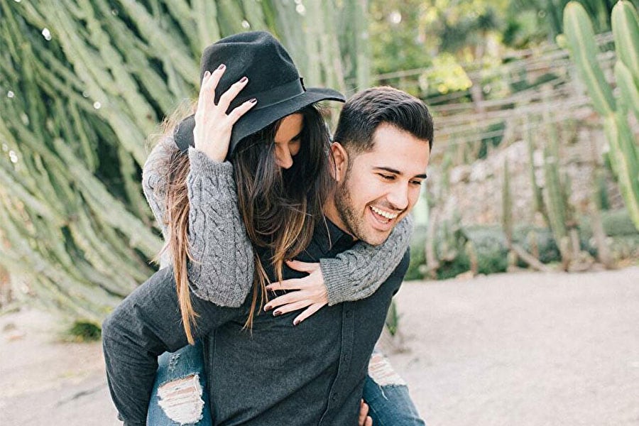 バックハグする男性心理を大解剖！10個の深層心理＆キュンとさせる反応女性の恋愛や出会いを応援する恋活ノウハウ・トレンド情報サイトハッピーライフウーマン