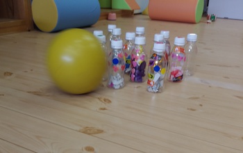ペットボトルボーリング１ おもちゃ、遊び、地蔵盆、夕涼み会、幼稚園、保育所、イベ：イラスト無料
