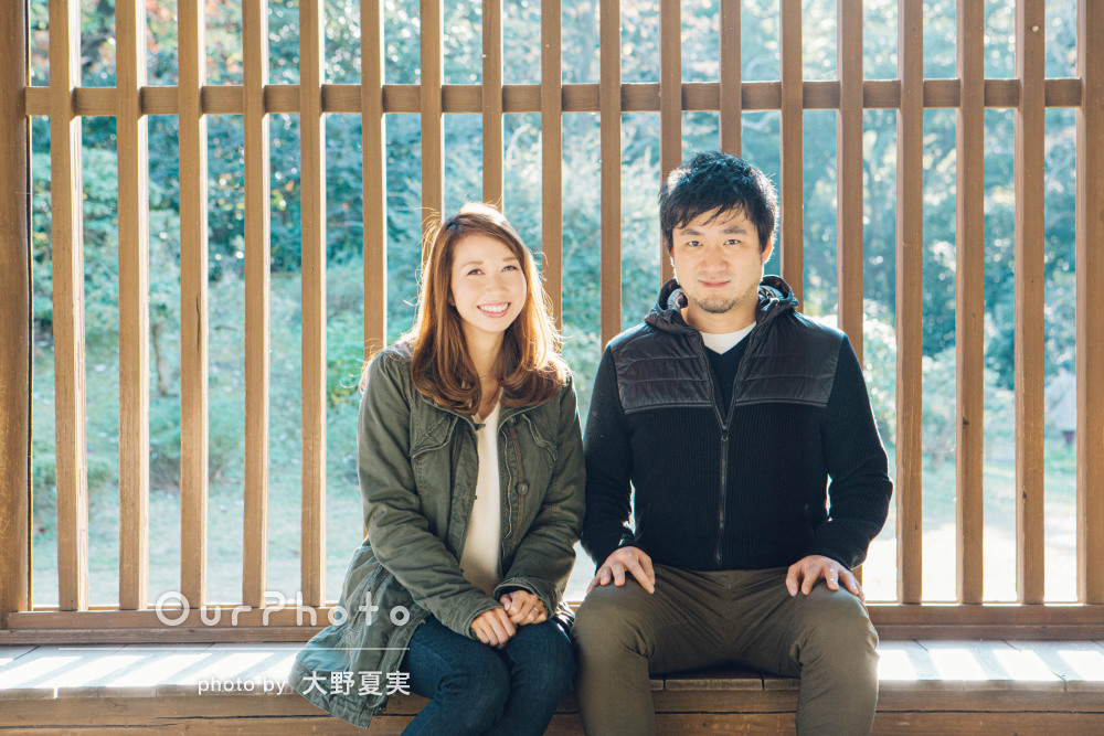 カップル写真におすすめ！落ち着いた雰囲気が出せる「着席ポーズ」 - 熊本のレンタル撮影スタジオ C STUDIO