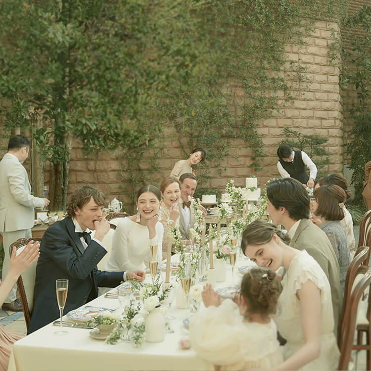 結婚報告パーティなら披露宴よりもカジュアルで費用も抑えられる