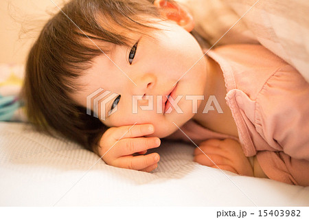 すやすや寝ている赤ちゃん。とてもかわいい寝顔をしているれど・、その寝相はなんだか個性的