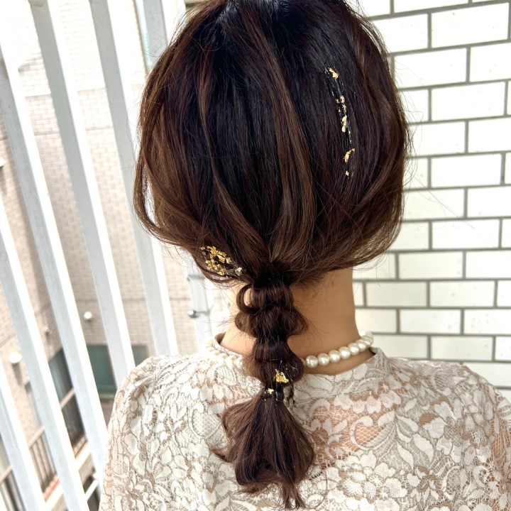 結婚式の日、サロンに行かなくてもできる「ミディアムの人向け！簡単セルフアレンジ」３選CLASSY. クラッシィ