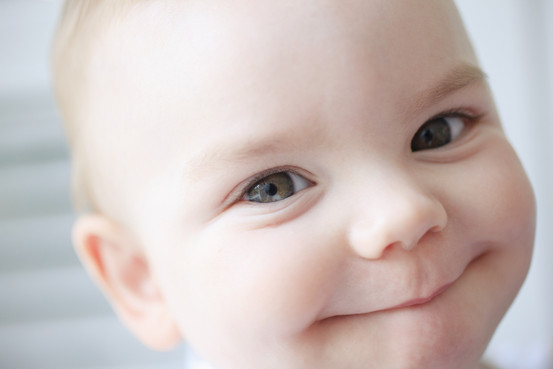 新生児はいつから笑うの？笑う理由や笑わせるコツも解説こども写真館スタジオアリス写真スタジオ・フォトスタジオ