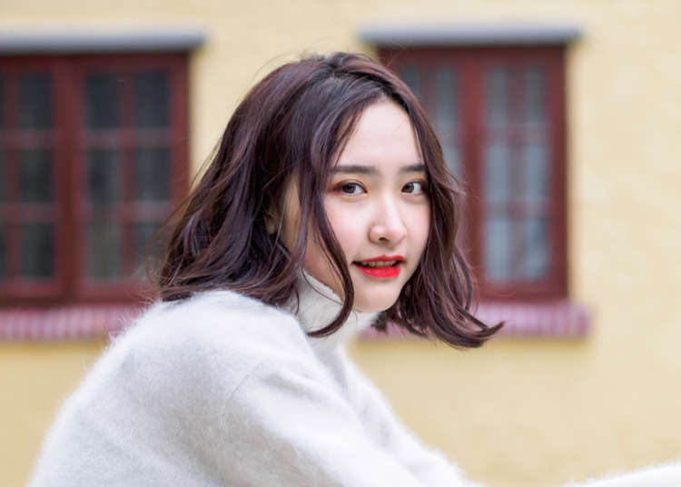 振り向く笑顔の日本人女性 10250001886 の写真・イラスト素材アマナイメージズ