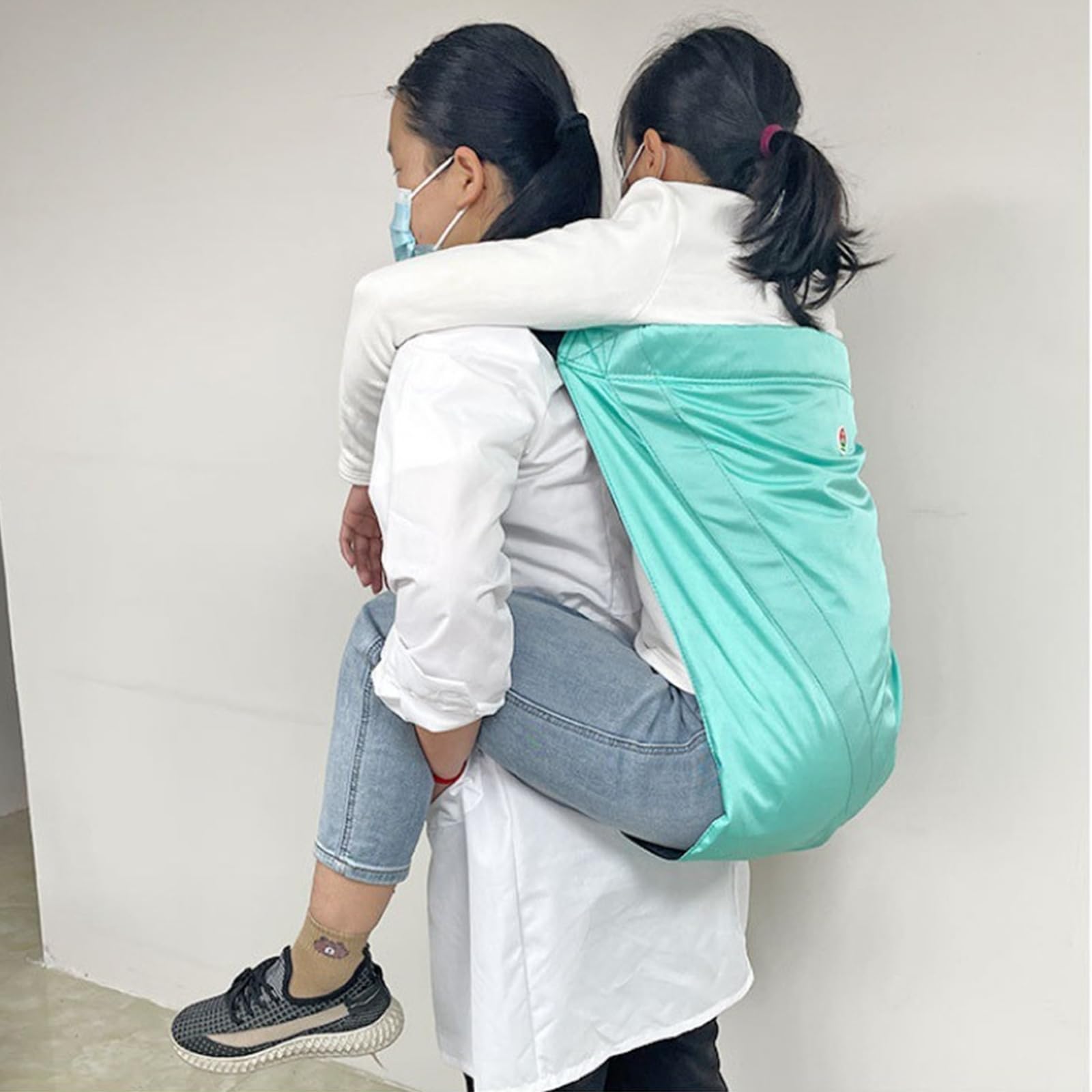 車の中で情熱的なキス。恋をしている若い夫婦、後部座席に座って、セックスの直前にお互いに情熱的に見てキスする。欲望、情熱、愛のコンセプトの写真素材・画像素材Image 200084213