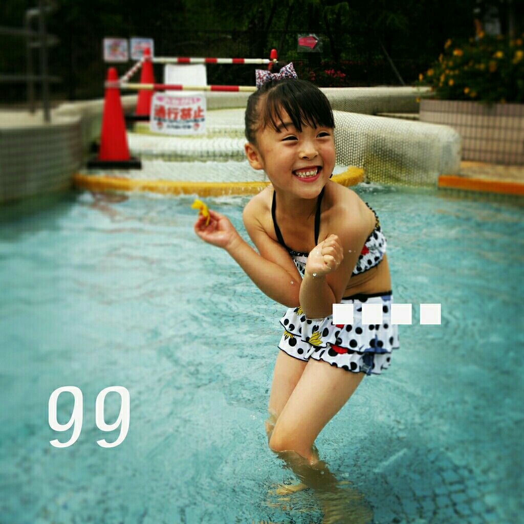 夏の公園で水遊びしている可愛い小学生の女の子の姿 の Stock フォトAdobe Stock