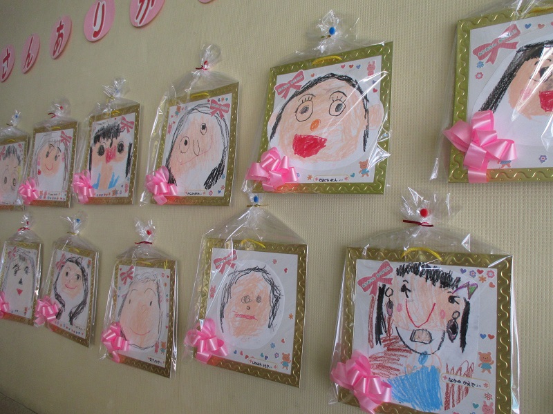 異年齢 ３、４歳児 の母の日のプレゼント製作 - ながさわ保育園