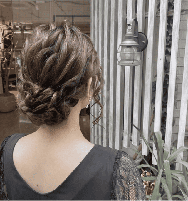 結婚式お呼ばれ 髪型完全ガイド「基本マナー」から「長さ別のおすすめヘアアレンジ」をご紹介コラムアトリエはるか公式サイト