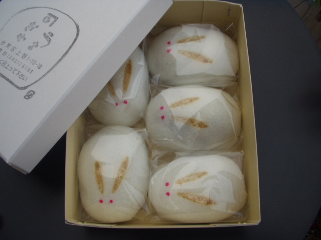 うさぎ饅頭 可愛らしいうさぎを表現た薯蕷饅頭です。お月見に是非どうぞ。御菓子司 角八本店生菓子