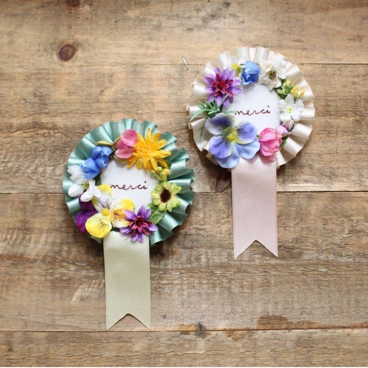 卒園卒業の子ども用コサージュを手作りしたい幼稚園小学校ママさん🥰 もしよかったら 作り方動画 を見てみてください✨どなたかがテプラを持っていれば、文字が印刷できるテプラの専用リボンがありますよ！ もしくは『おめでとう』などのゴム印を作ってリボンに押す