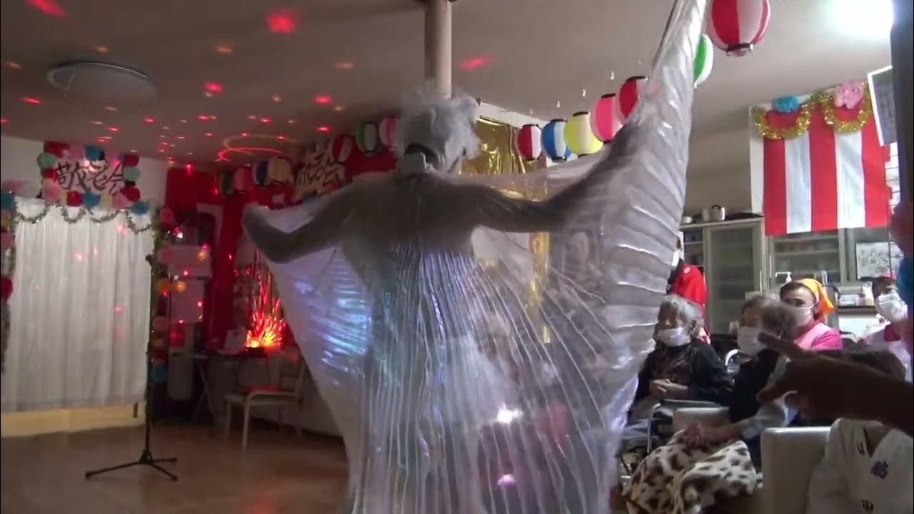 手を繋いで歩いている3人家族のイラスト素材FYI07435257ストックフォトの Qlean Market キュリンマーケット