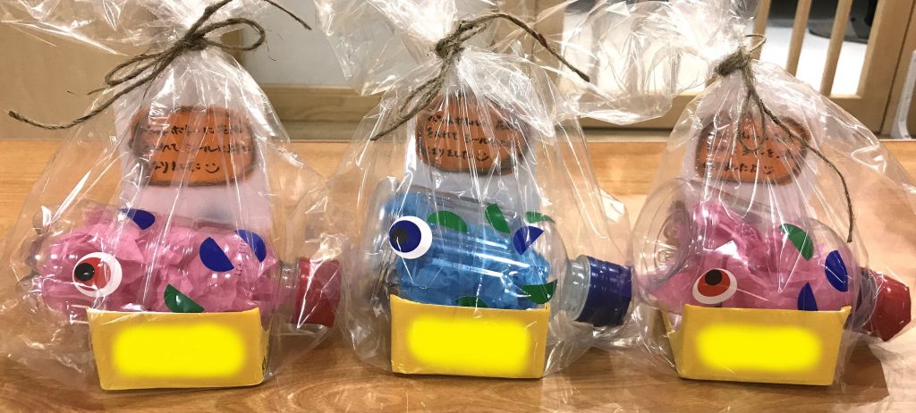 ＼こいのぼり製作こんにちは！ 保育士のあつみです。 今回は、紙皿でこいのぼりの飾りを作りました！好きなシールや、マスキングテープを使ってかわいいこいのぼりを作ってね！ 並べて飾るといいかんじになりますよ～！指でつつくと、揺れて面白い・楽しいこいのぼり飾りです ●材料 紙皿 丸シール マスキングテープ ●作り方紙皿を半分におって、こいのぼりのかたちをイメージしてハサミでカット！