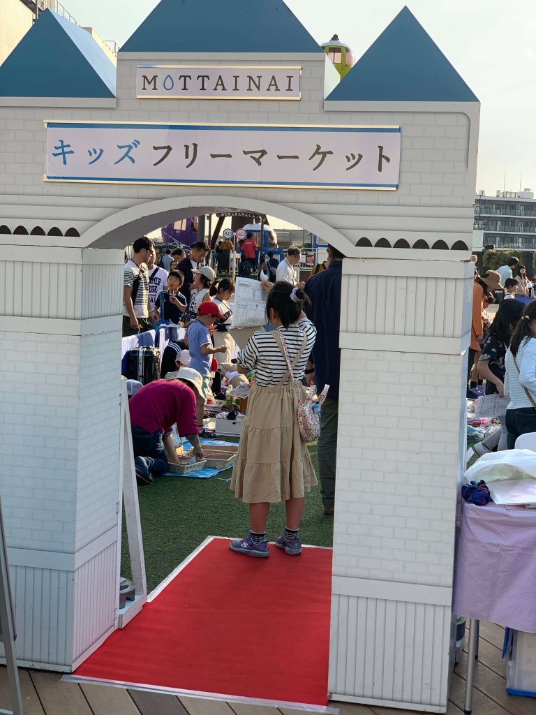 売るのも買うのも子どもだけ。いま”キッズフリマ”がおもしろい！LEE