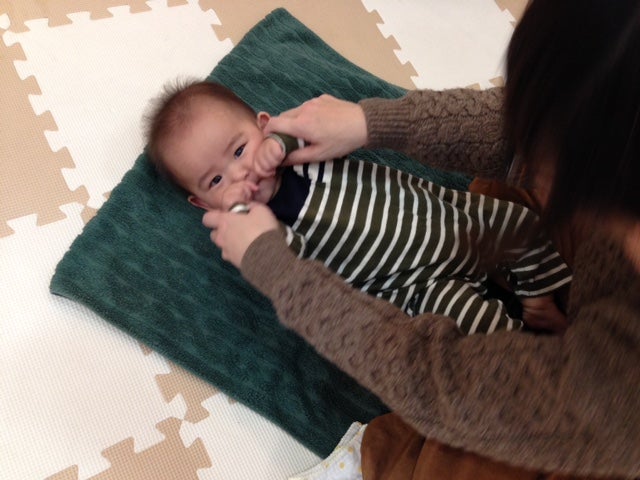 赤ちゃんのほっぺがプニプニ！可愛い女の子の動画