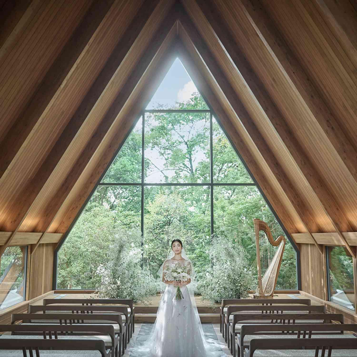 森の中の結婚式」チャペルは、木目調とガラスの内装でした。大きな公園の中にあり 口コミ・評判鶴見ノ森 迎賓館 ウエディングパーク