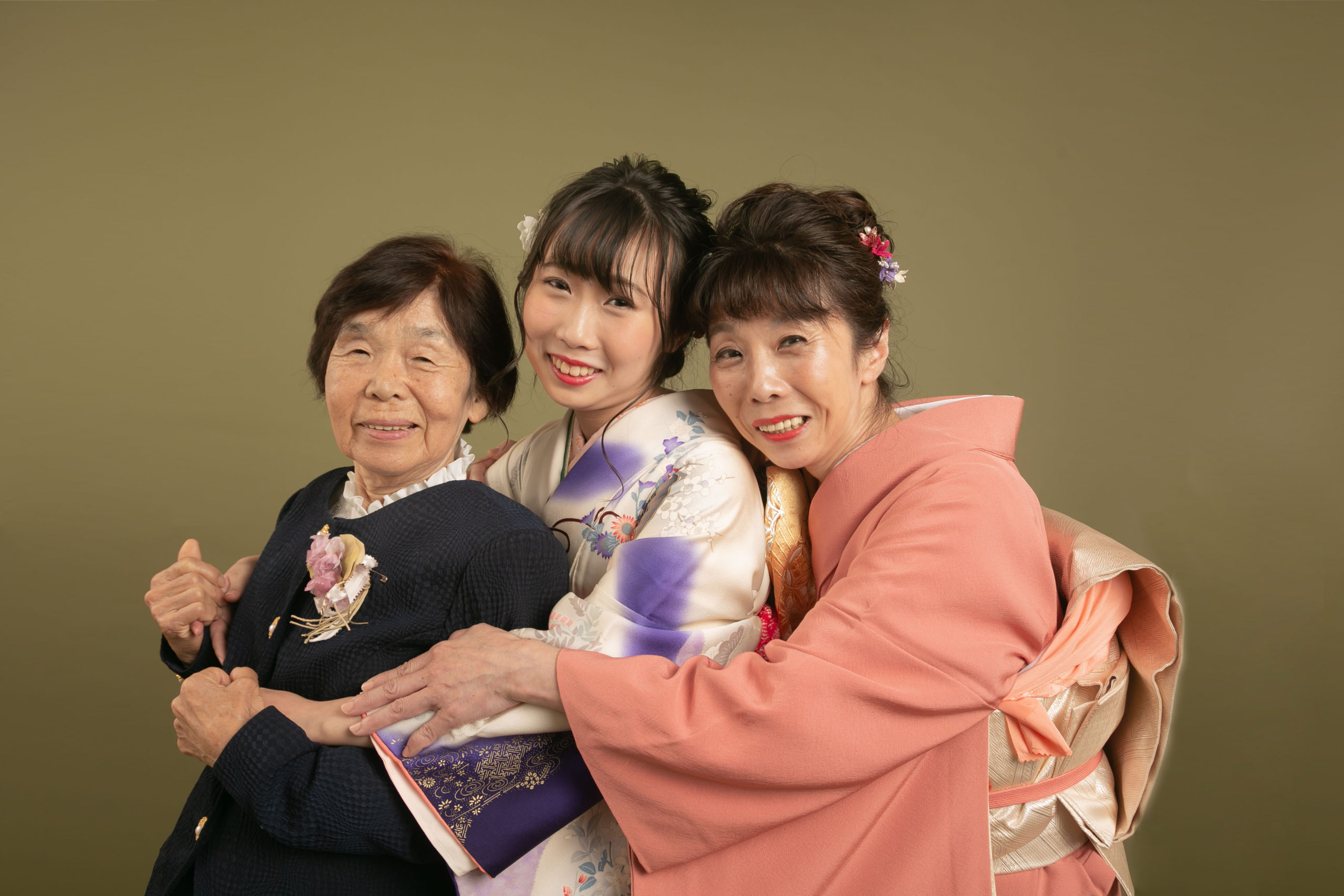 成人式の家族写真で親の服装は何が適切？撮影時のポイントも紹介成人式の振袖レンタル・前撮りは「ふりホ」写真スタジオのスタジオアリス