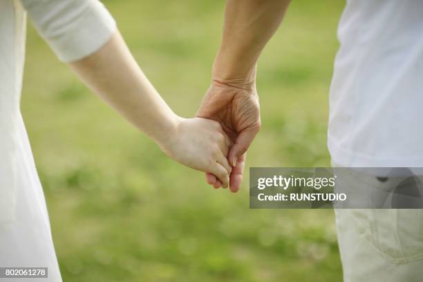 手をつなぐカップル・夫婦のイラストかわいいフリー素材集 いらすとや