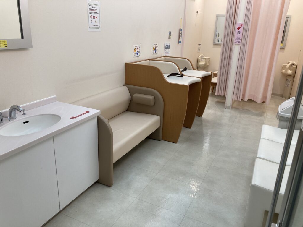 那覇空港の 授乳室の 看板の赤ちゃん なぜか 古いエアポートレトロベイビー秋山竜次