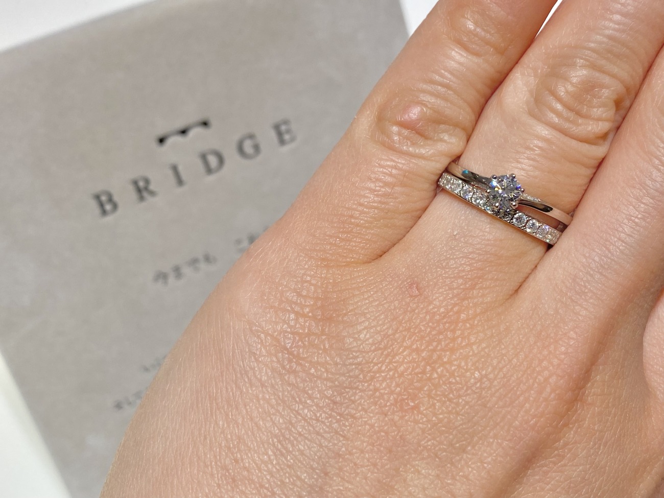 結婚指輪と婚約指輪は重ね着けしてもいい？メリットやおしゃれに着けるコツを紹介