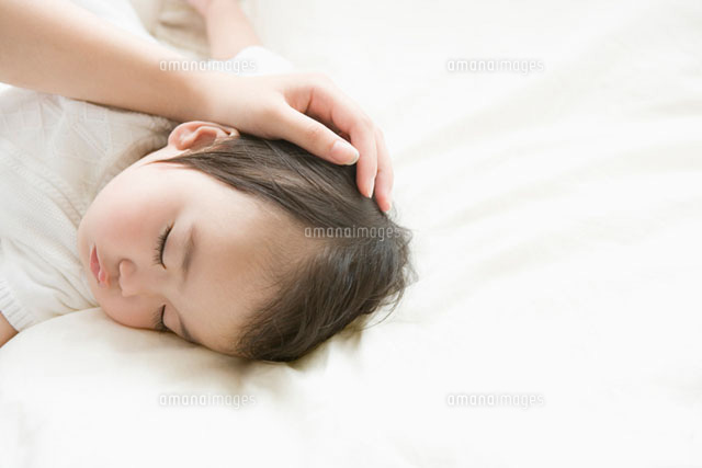 撫でられて喜ぶ赤ちゃんTikTok