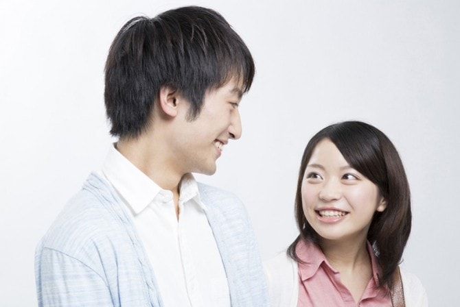 遠くから目が合うときの男性・女性の心理とは？これって脈あり