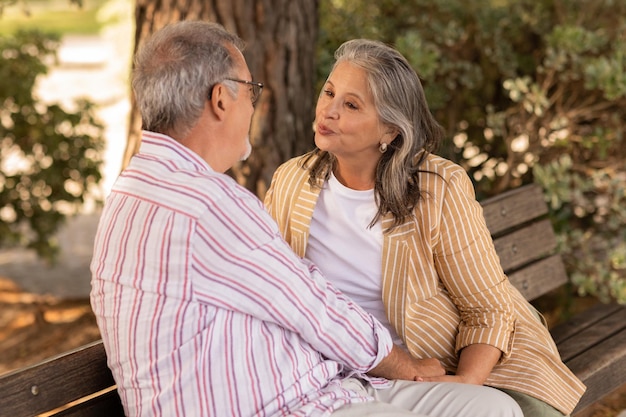 老夫婦が公園のベンチに座って後ろ姿イメージ_写真 id 501744298_PRF画像フォーマットJPG_jp.lovepik.com